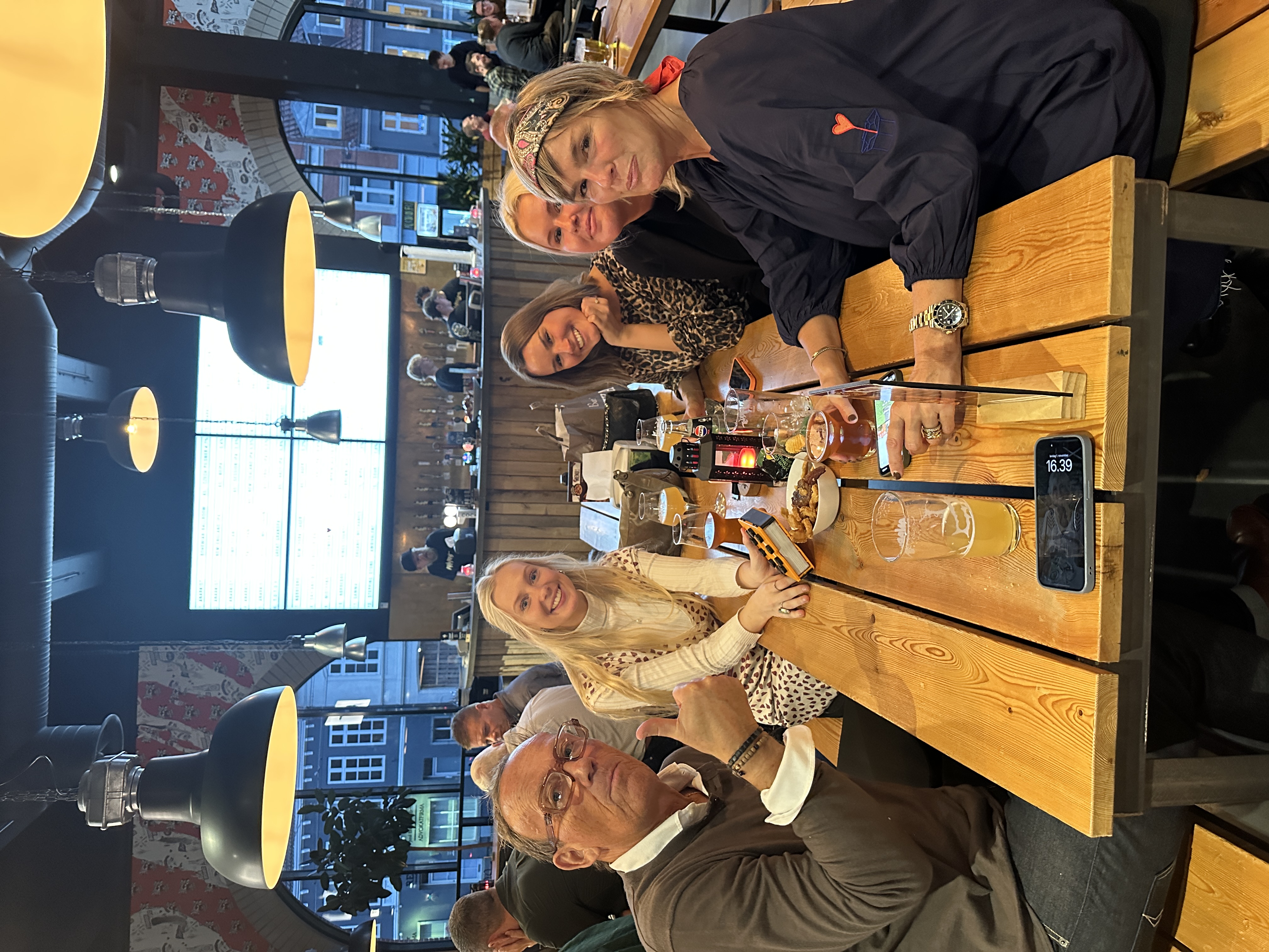Aften ude med familie og venner